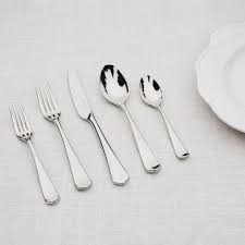 Per gli antipasti devono essere utilizzati la forchetta e il coltello più lontani dal piatto, mentre il cucchiaio all'estrema destra è per. Come Mettere Le Posate E Bicchieri Per Una Cena Di Capodanno Elegante