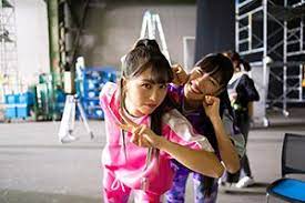 キメ顔の佐々木彩夏 左 と笑顔の高城れに 右 ももいろクローバーz ソング インタビュー