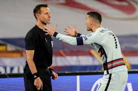La squadra che ha vinto più di tutte il campionato di calcio italiano (e quindi anche gli scudetti) è la juventus, che vanta trentatré vittorie, seguita dall'inter e dal milan, che hanno conquistato entrambe diciotto titoli. Ronaldo Rabbia Da Capitano Portogallo Danneggiato