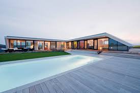 20 08 2018 bungalow campus 120 mit walmdach partner haus musterhaus bungalow l form. L House Von Architects Collective Einfamilienhauser
