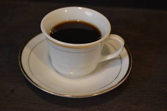 Fotos gratis : restaurante, vaso, capuchino, decoración, platillo, beber,  Café exprés, jarra, taza de café, taza de cafe, cafeína, descanso, blanco  plano, Mesa de desayuno, Café con leche, Taza de café, Café