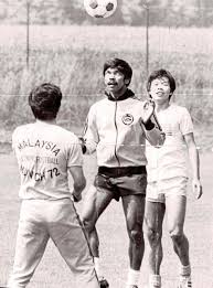 Setahun selepas itu dia mula menyarung jersi skuad senior sabah. Chin Aun Tauke Yang Garang Tapi Tenang