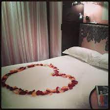 Objet d'inspiration réelle ou mythique. Chambre Luxure Formule Avec Petales De Rose Sur Le Lit Picture Of Hotel Vice Versa Paris Tripadvisor