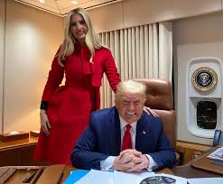 أثارت مستشارة الرئيس الأمريكي وابنته، إيفانكا ترامب جدلا واسعا عبر مواقع التواصل الاجتماعي، بسبب إطلالتها في اجتماع عقد ضمن فعاليات الجمعية العامة للأمم المتحدة في. Ø¥ÙŠÙØ§Ù†ÙƒØ§ ØªØ±Ø§Ù…Ø¨ ØªØµÙ„ ÙˆØ§Ø´Ù†Ø·Ù† Ø¨Ø±ÙÙ‚Ø© Ø§Ù„Ø±Ø¦ÙŠØ³ Ø§Ù„Ø£Ù…Ø±ÙŠÙƒÙ‰ ÙŠÙˆÙ… Ø§Ù„Ø§Ù†ØªØ®Ø§Ø¨Ø§Øª ØµÙˆØ±Ø© Ø§Ù„ÙŠÙˆÙ… Ø§Ù„Ø³Ø§Ø¨Ø¹