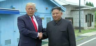 President donald trump and north korean leader kim jong un met in the demilitarized zone dividing north and south korea. Donald Trump Premier President Americain A Franchir La Frontiere Nord Coreenne Apres Sa Rencontre Avec Kim Jong Un