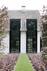 Diese Tollen Hohen Fenster Bringen Viel Licht Ins Landhaus Die Fusion Aus Traditionellem Dach U Haus Architektur Architektur Haus Architektur Innenarchitektur