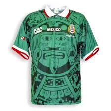 El principito o joven maravilla tiene un buen manejo del balón, tiro de media distancia, desborde por las bandas y se ubica muy bien en el mediocampo. Camisetas Para La Historia Mexico 1998 Piedra Del Sol O Calendario Azteca
