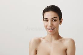 Freund Fing Die Freundin, Die Nackt Ist Und änderte Im Bademantel Beim  Hinausgehen Von Entspannender Dusche Sinnliche Und Sexy Fr Stockfoto - Bild  von bluse, person: 113571290