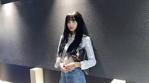 Check out lisa's stylish look! Blackpink Lisa S City Girl Look On Her Instagram Is So Chic Inkistyle