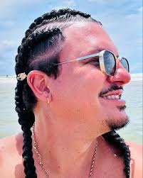 Que 2025 seja gostoso, engraçado, estudado, festivo, trabalhado e artístico  como EU!!! 👅