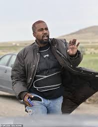Apr 22, 2019 · west's mother, donda, was a teacher who became a professor of english at chicago state university, and eventually, her son's manager before she died at the age of 58 from heart disease after. Kanye West Verschiebt Donda Mit Child Album Nachdem Der Erzrivale Taylor Swift Tropfen Uberraschung Musik Aktuelle Boulevard Nachrichten Und Fotogalerien Zu Stars Sternchen
