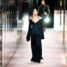 Demi moore is striking a pose. Demi Moore Verandertes Gesicht Fur Laufsteg Debut Bei Fendi Gala De