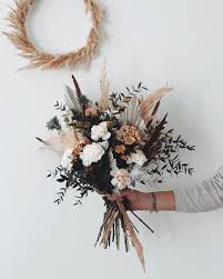 What is a bohemian wedding? Fur Deine Hochzeit Mit Dieser Deko Im Boho Chic Kannst Du Richtig Geld Sparen In 2020 Flower Bouquet Wedding Wedding Bouquets Wedding Flowers