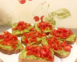 Toarnă sosul peste salata de legume și ton, amestecă ușor ca să nu sfărâmi și umple avocado, apoi rade servește salata cu avocado de îndată. Bruschete Cu Avocado È™i RoÈ™ii Izabela PÄƒnescu