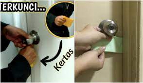 Cara membuka pintu yang terkunci dari dalam atau kunci hilang atau tombol rosak. Cara Buka Pintu Terkunci Dari Dalam Hanya Guna Kertas Memang Jadi