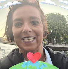 Sharing a piece of bread.💜🐿️🐦