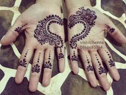 Membuat tato henna tak melulu harus di punggung tangan lho, telapak tangan juga bisa jadi lahan. Corak Inai Telapak Tangan Simple Mehndi Henna Inai