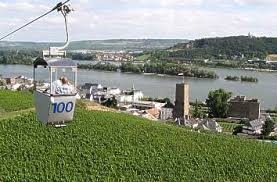 1953 ging der sessellift in assmannshausen in betrieb und war damit die erste seilbahn sowohl in hessen als auch im gesamten mittelrheingebiet. Quermania Rudesheim Am Rhein Gondelbahn Niederwalddenkmal Uber Reben Schweben Seilbahn Mittelrhein Taunus Sehenswurdigkeiten Urlaub Und Ausflugsziele Hessen