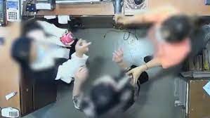 피터 레스쿠이에 주한 벨기에 대사 부인 a씨로부터 뺨을 맞은 피해자 측이 공개한 가게 내부 폐쇄회로(cc)tv 영상에 따르면 a씨는 지난 9일 피해자의 뺨을. Zynp4k Z14yzxm