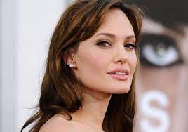 Angelina jolie) هي ممثلة أمريكية مشهورة وحائزة على جائزة الأوسكار، ولدت في 4 يونيو، 1975. Ù…Ø¹Ù„ÙˆÙ…Ø§Øª ØµØ§Ø¯Ù…Ø© Ø¹Ù† Ø£Ù†Ø¬Ù„ÙŠÙ†Ø§ Ø¬ÙˆÙ„ÙŠ ÙˆØ¹Ù„Ø§Ù‚Ø§ØªÙ‡Ø§ Ø§Ù„Ø­Ù…ÙŠÙ…Ø© Ù„Ù† ØªØµ Ø¯Ù‚ÙˆØ§ Ù…Ø¹ Ù…Ù† Ù…Ø§Ø±Ø³Øª Ø§Ù„Ø¬Ù†Ø³ ÙˆØ·Ù† ÙŠØºØ±Ø¯ Ø®Ø§Ø±Ø¬ Ø§Ù„Ø³Ø±Ø¨
