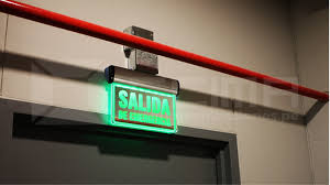 requisitos técnicos de carteles de evacuación instalados en un centro comercial de Lima