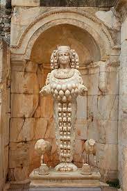 Biblioteca de Alejandria - ARTEMISA, Diosa Gran Madre De ÉFESO En la  Antigua Grecia, la diosa de la naturaleza Artemisa era asociada a dos  grandes santuarios, uno en la isla de Delos,
