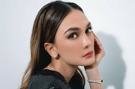 Bukan Ariel Noah, netizen heboh saat foto Luna Maya dikomentari oleh orang  Korea ini: Pepet terus..