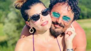 La coppia ha già una figlia, chiamata martina, che è nata nel febbraio del 2017, ma non è finita qui: Enrico Brignano E Flora Canto La Dedica Sui Social Per La Compagna E I Figli Niccolo Martina