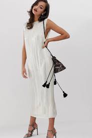 Es cierto que en una boda de día suele ser más habitual decantarse por un vestido corto, mientras que en las bodas de noche las invitadas se el calzado femenino es otro de los elementos que cuenta con más estigmas a su alrededor. Protocolo De Bodas Como Vestir Y Que Puedes Llevar
