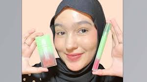 Gaya Sophisticated Jisoo Blackpink Pakai Kalung Cartier dengan Batu Safir  26 Karat