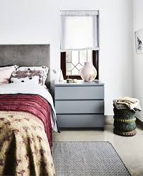 Ikea Malm Kommode Als Nachttisch I Ein Schlafzimmer Mit Grauen Mobeln Und Hellen Textilien U A Mit Malm Kommode Mit 3 Ikea Ideen Ikea Zuhause Graue Mobel