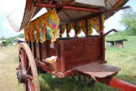 Fungsi seni ragam hias ini adalah untuk memaparkan nilai estetik dan menarik perhatian. Kereta Lembu