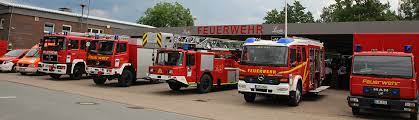 Viele einsätze für feuerwehr ein feuerwehrfahrzeug steht mit eingeschaltetem blaulicht auf einer straße. Feuerwehr Lugde Aktuelle Einsatze Und Ubungen