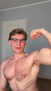 Un chico súper guapo mostrando sus bíceps y axilas - ThisVid.com