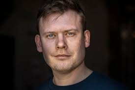 Frederiksberg-præst er søn af to biskopper. Vi testede, om en chatbot kunne  skrive hans prædiken