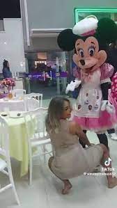 Mulher dança funk em aniversário da filha e reclama de comentários  machistas na internet: 'O dinheiro é meu, o corpo é meu'; VÍDEO 