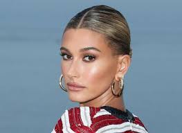 Aktorka jest już w dziewiątym miesiącu ciąży, a wcześniej zdradziła, że nosi w brzuchu dziewczynkę, która otrzyma imię. Jakie Operacje Plastyczne Przeszla Hailey Bieber Chirurg Zdradza Prawde Eska Pl