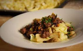 Il ragù con carne di capriolo è un prezioso ragù di cacciagione, ideale per condire la pasta o per essere gustato con un piatto a base di polenta. Tagliatelle Al Ragu Di Capriolo E Funghi Porcini