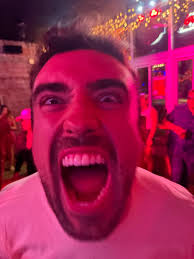 It's Friday Night✨ + we're welcoming back the VIBE crew! 🌺 House music all  night with DJ Angie Spence (@dj_angiespence), party visuals from Nathan  Kuester, and live percussion from Mark Hinrichs (@hinrichsexperience)