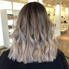 Wenn dir platin etwas zu kühn ist, du aber die idee kontrastierender strähnen immer noch liebst, sind cremige blonde highlights möglicherweise genau das, wonach du suchst. Aschbraun Haarfarbe Aschbraune Haarfarbe Aschbraunes Haar Haarfarben