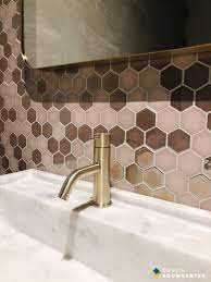 damestoilet roze marmer en goud bouwcenter baauw badkamer wastafel badkamer tegel badkamer