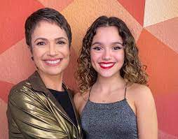 Após a exibição de uma matéria sobre pessoas mais velhas que estão perdendo a vergonha de revelar a idade, a jornalista contou que tem 49 anos. Semelhanca Entre Sandra Annenberg E Filha Elisa Paglia Impressiona Internautas Duas Lindas Domingao Do Faustao Gshow
