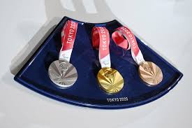 Las medallas de los juego olímpicos de tokio 2020 buscan reflejar que, para alcanzar la gloria, los atletas deben de luchar por su victoria a diario. Organizadores De Los Juegos Olimpicos De Tokio 2020 Presentan El Diseno Del Podio La Musica Y Las Medallas Cgtn En Espanol