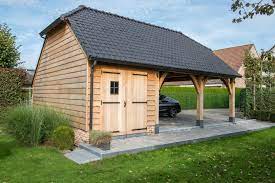 Met Een Carport Of Garage Van T Landhuys Is Uw Wagen Het Hele Jaar Door Beschermd Tegen Alle Weersomstandigheden Eik Carport Tuinhuizen Tuinschuur Carport