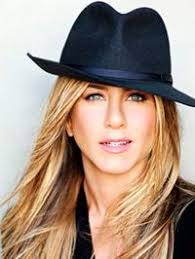 Dee Hanlon's Instagram, Twitter & Facebook