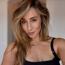 Anybody that does really good eyebrow wax ?