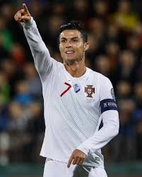 Durante l'allenamento del portogallo di cristiano ronaldo, joao felix, talento dell'atletico madrid, è protagonista di un divertente siparietto. Cristiano Ronald Cristoano Ronaldo Cristiano Ronaldo Cristiano Ronald