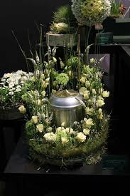 Pin Von Justyna Just Auf Trauerschmuck Urnenschmuck Beerdigung Blumen Trauerfloristik Moderne Blumenarrangements
