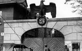 Regimul nazist a suprimat toate grupările oculte și numeroși martiniști au murit în lagăre de concentrare. Descoperirea Horror Din Primul LagÄr Nazist Cum Au ReacÅ£ionat SoldaÅ£ii Americani