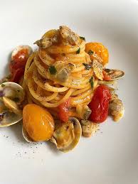 Gli spaghetti alle vongole e pomodorini, sono un primo piatto di pesce tipico della cucina napoletana, variante rossa dei classici spaghetti alle vongole. Spaghetti Alle Vongole E Pomodorini Virginia Fabbri La Vongola Verace